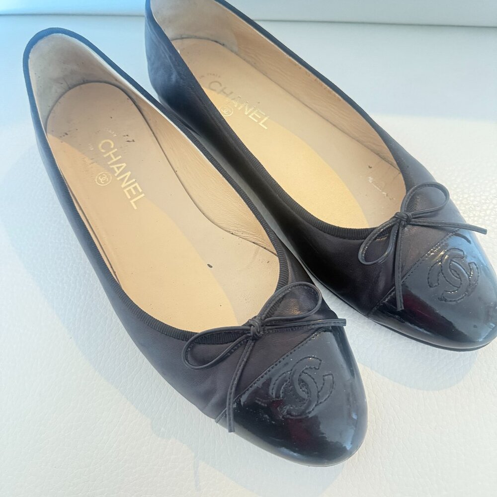 CHANEL BALLERINA FLATS SHOES LOGO BLACK LEATHER / PATENT LEATHER 42 W DUST BAG